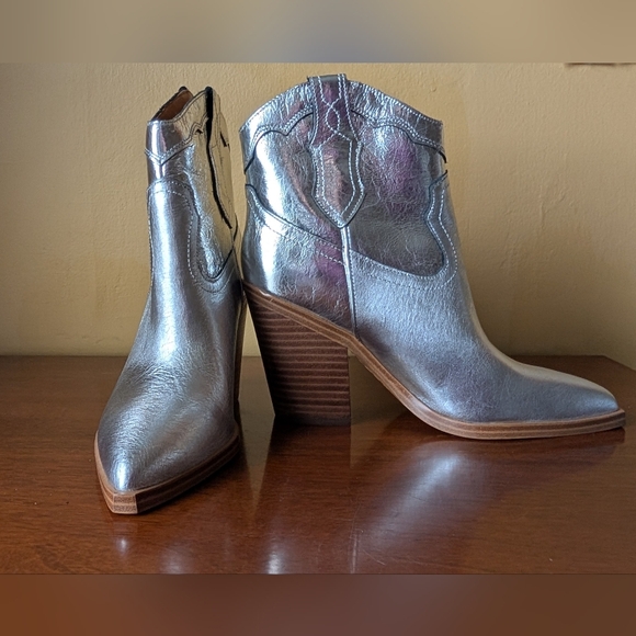 Marc Fisher Shoes - Marc Fisher Gona Women's Bootie in Metallic Silver Like New Sz 5M